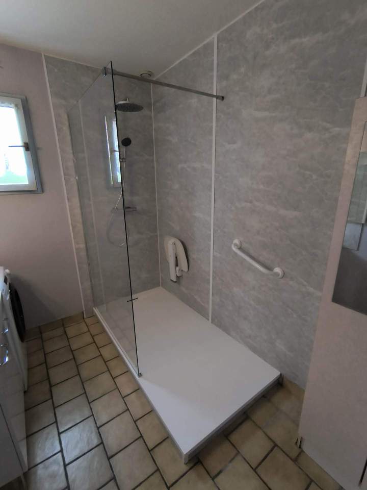 Salle de bain-pmr-handibat-capeb-aisne-plombier-fuite-siege de douche-roth-vipanel-oise-handicapé